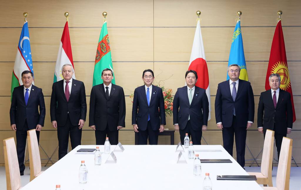 Переговоры глав МИД Средней Азии с главой правительства Японии
